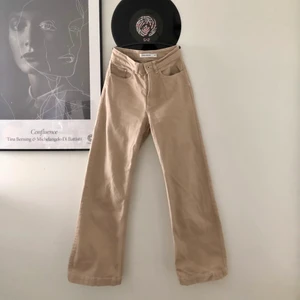 Beiga jeans - Säljer mina beiga favoritjeans från Carin Wester! De är i storlek 34 och man får så fin rumpa i dem 🤩🤪 Säljer då dem tyvärr är för små för mig. 