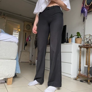 Kostymbyxor  - Fina kostymbyxor, köpta second så vet ej märket. Sitter prefekt på mig som är 168 och har storlek S, frakt tillkommer💖💖💖