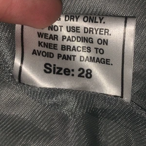 Cross byxor  - Storlek 28 på ett par röda cross byxor, tror det blir ungefär s/m 