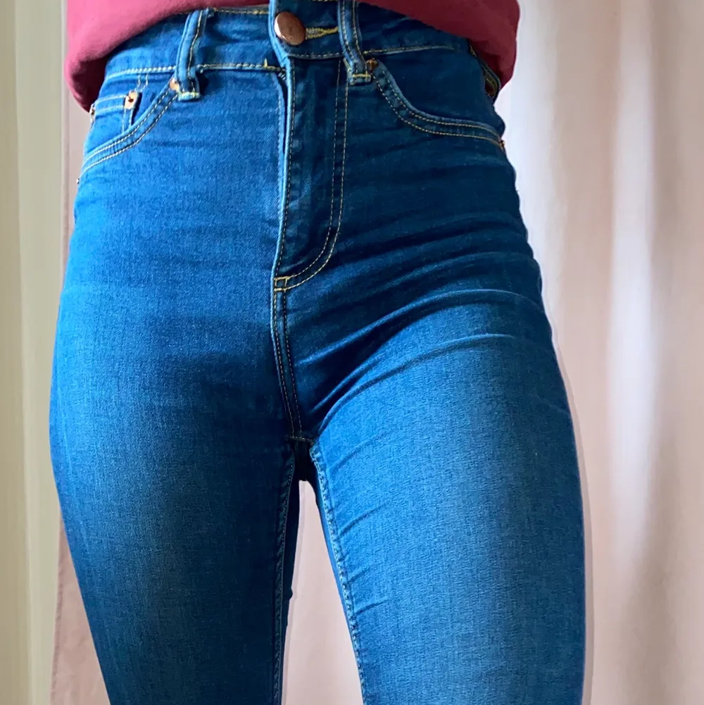 Blåa jeans i väldigt fint skick, dom har en slit vid benen på utsidan och slitning längst ner, väldigt stretchiga, storlek XXS men passar till och med till dom med S. Jeans & Byxor.