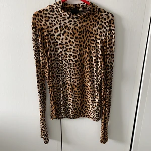 Långärmad Leopard tröja - Jag säljer min långärmade leopardtröja från Gina Tricot, den är använd få antal gånger och jag säljer den nu för att den är för liten. Den är en M men den sitter lite tajtare så den funkar som S också.