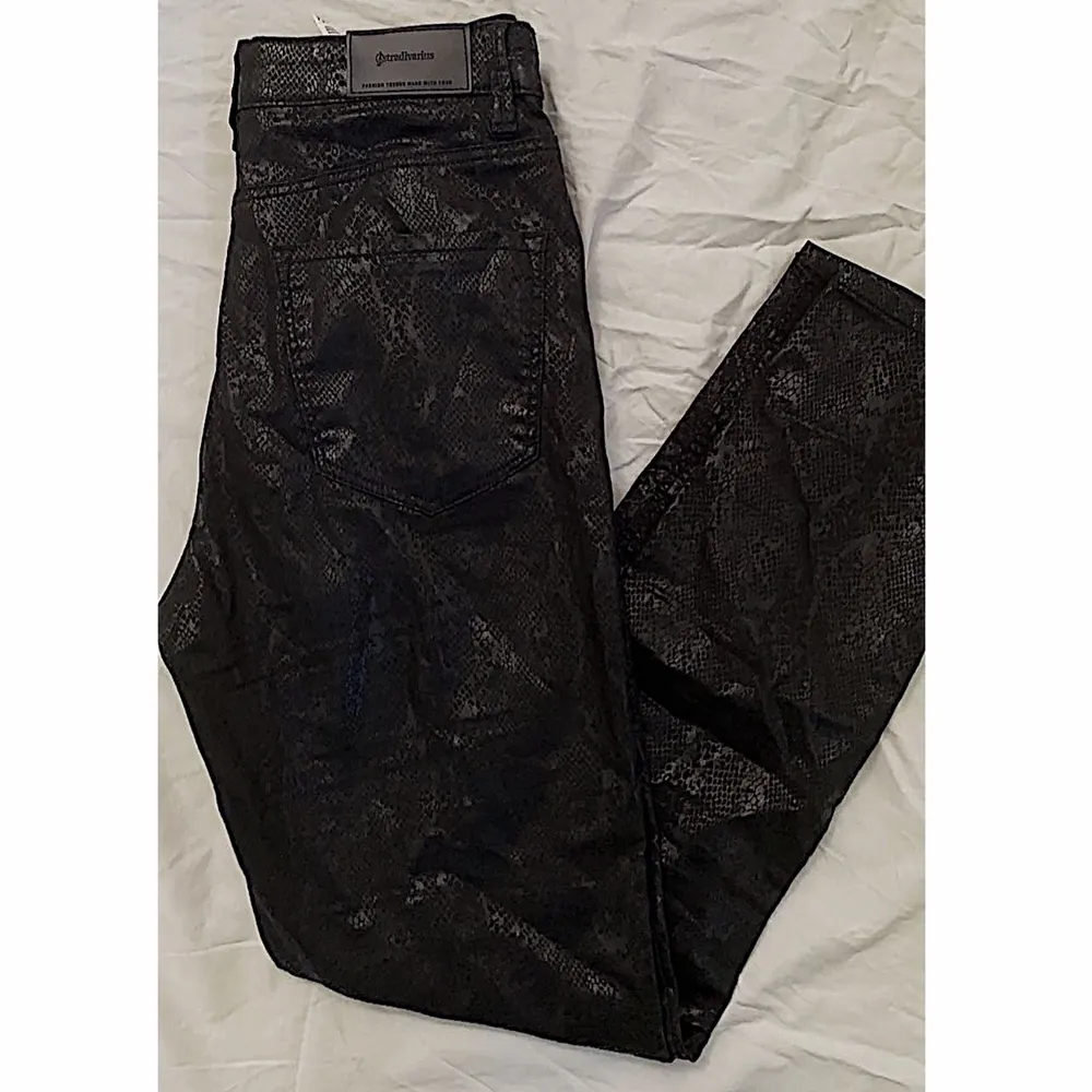 Supersnygga skinnbyxor i snakeprint från Stradivarius💫 Fint skick!! 150kr + frakt🥳. Jeans & Byxor.