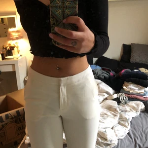 Vita kostymbyxor  - Vet inte vart dem e ifrån eller storleken, men tror 34-36