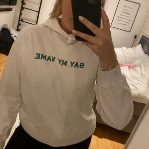 Hoodie med text - Fin vit hoodie från NAKD. ”Say my name” text på. Köparen står för frakten.