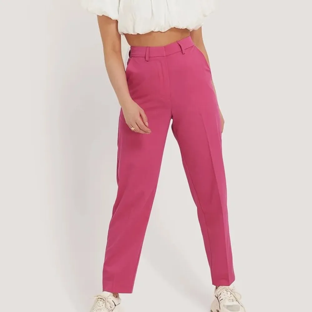 Rosa kostymbyxor från NAKD. Använda 1 gång, så i princip nya!. Jeans & Byxor.