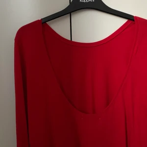 Topp - Röd topp med öppen rygg från NAKD. Aldrig använd!