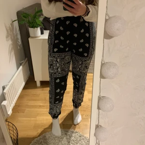 Coola byxor från Madlady - Skitcoola populära paisleymönstrade byxor från Madlady! Står ingen storlek men jag antar att de är i S då dom är lite för små för mig som vanligtvis har M🥰 det finns ett litet hål vid ena fickan men det är lätt att fixa! Köparen står för frakt💕