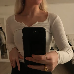 Topp - Topp från Ginatricot, säljer samma fast i svart också 💕stretchigt tyg så passar S med