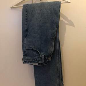 Ett par blå jeans från weekday storlek 30/32 100kr modellen row 