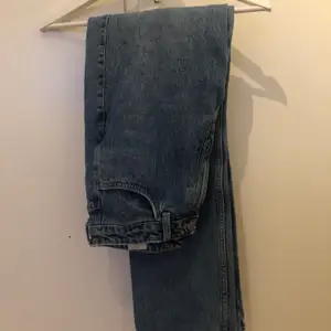 Ett par blå jeans från weekday storlek 30/32 100kr modellen row 