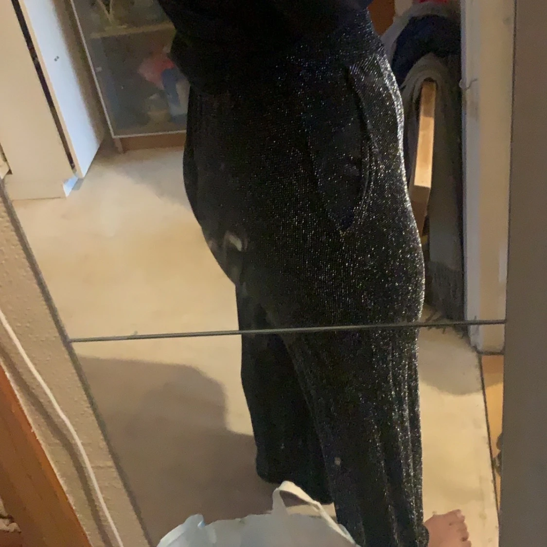 Glittriga utsvänga byxor - 90