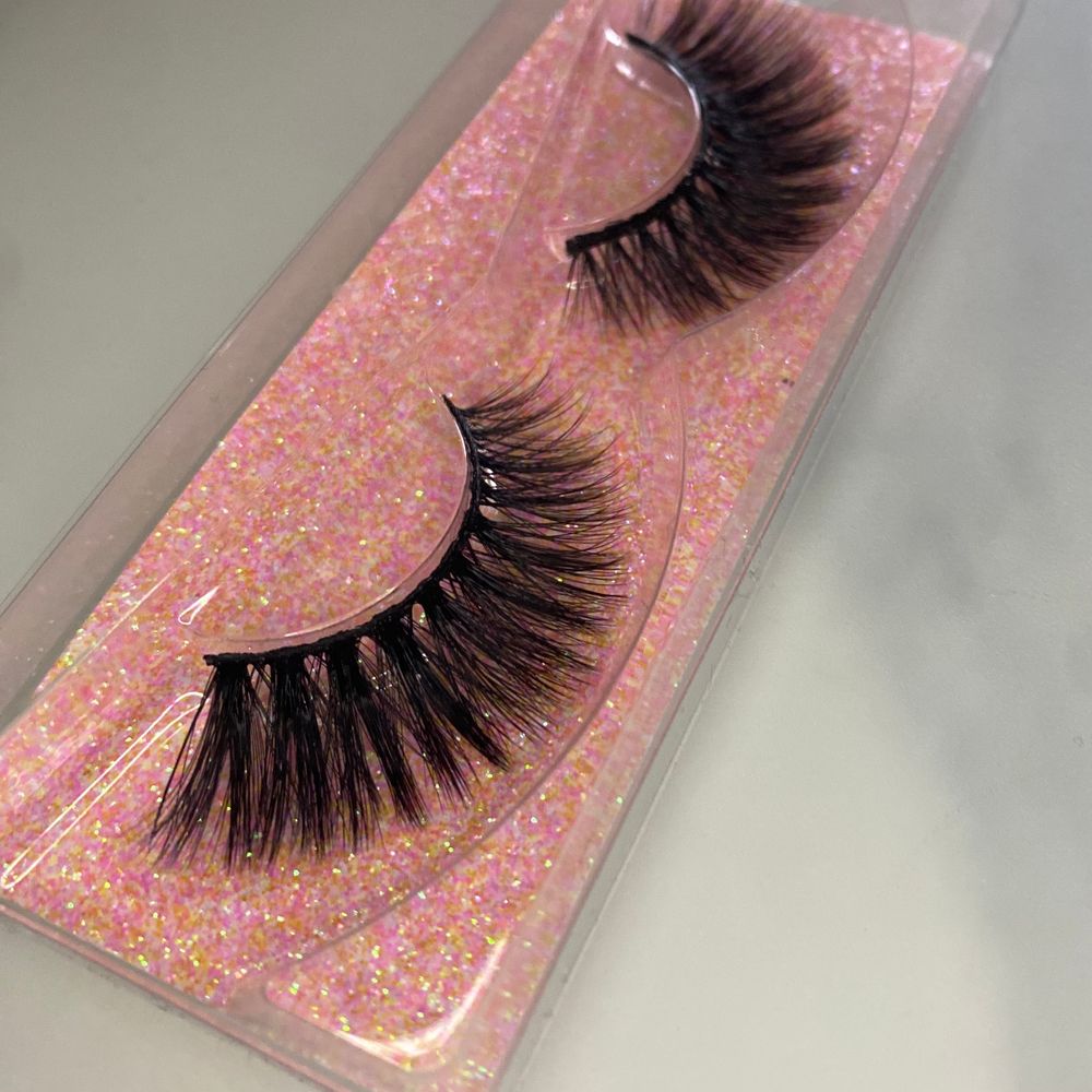 Förvandla din look med ett par fransar från Yaazbeauty. Dessa överdådiga fransar ger en otroligt längd med en känsla av lyx. Fransarna är mjuka, lätta och återanvändbara vid skötsel. Fransarna passar vid alla möjliga tillfällen. OBS!Lim säljs separat.. Accessoarer.