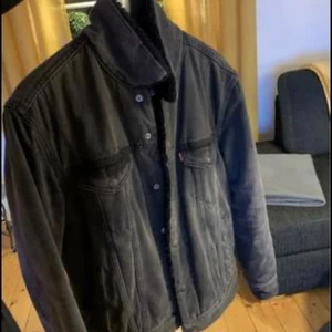 Levis vinter jeansjacka  - Storlek M och helt ny, använd endast en gång. Kan frakta men då står köparen för frakt