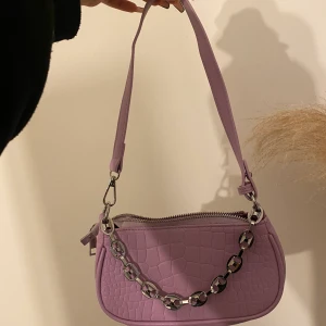 Väska  - Skit snygg väska som Tycärr inte kommer till användning och är använd väldigt få gånger 