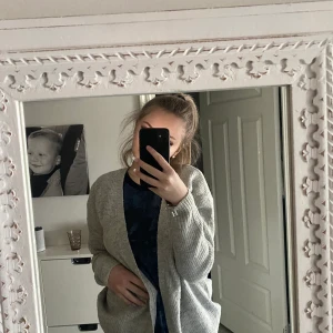 Grå kofta  - Jätte fin simpel kofta frpn Cubus, stl 158/164, passar xs/s ja har S och den passar perfekt, inte använd, jätte fint skick 