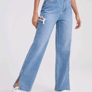 xs 250 - Ett bar super snygga jeans som går över skorna. Endast använd en gång så de är basically helt nya🥰. Frakten ingår i priset