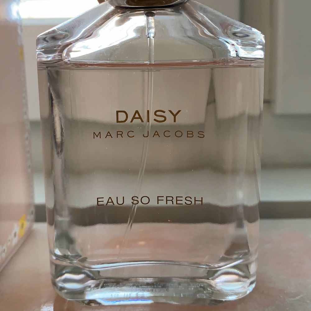 Daisy Marc Jacobs Eau So Fresh 75 ml säljes med sin kartong (om så önskas!) 🌸 Köptes på Arlanda för ca 700 kr för några år sedan men har förvarats väl så doftar som när den var ny! ♥️ Säljes billigt på grund av åldern. Spårbar frakt ingår!. Övrigt.