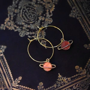 Örhängen Rosa planeter - Handgjorda, nickelfria örhängen 🌙 Finns i flera färger och former! Ringen är 25mm i diameter, och hänget varierar i storlek från 10mm och uppåt. Går att få med vanliga krokar också! 🪐 Köp 1 par för 40kr, 2 par för 70kr, 3 par för 100kr! Du får också med en fin liten presentpåse. Frakt på 13kr tillkommer 💫