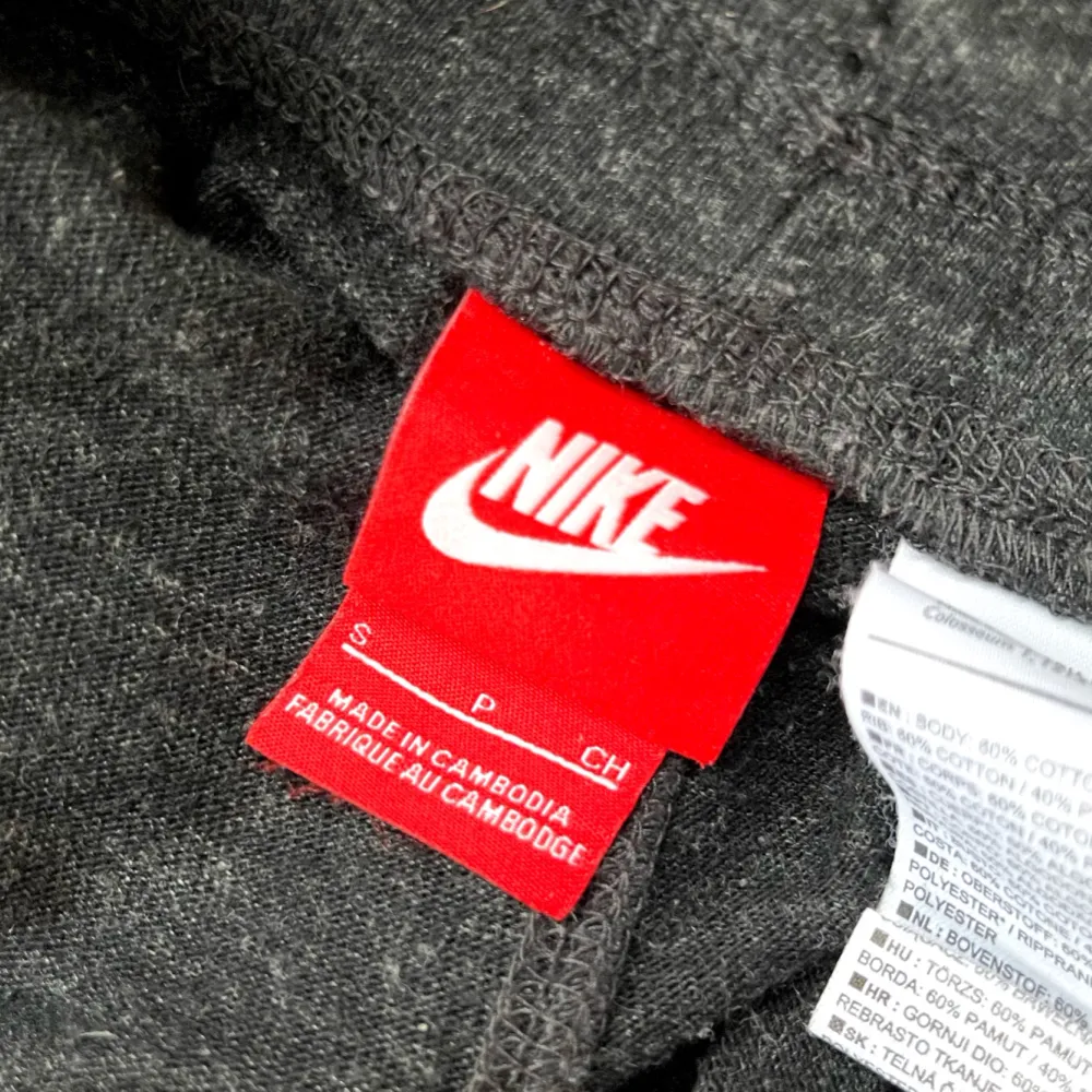 Supersköna mjukisbyxor från Nike! Ganska tunt och luftigt material🥰. Jeans & Byxor.