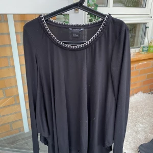 Tröja  - Tröja från Lindex i storlek M, väldigt stor. Bror på hur man vill ha den. Bud börjar på 20kr annars köp den direkt för 60 kr. Kan mötas upp i Helsingborg/Båstad. Annars kan jag frakta men står ej för kostanden. Endast swich🤎