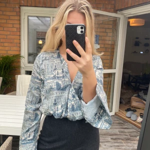 Blus från NAKD - Jättefin blus från NAKD i storlek 36, knappen saknas vid armen där nere. Men funkar utan knapp ändå. Kan mötas upp i Helsingborg/Båstad. Annars kan jag frakta men står ej för kostanden. Endast swich. Startbud 50kr, buda i kommentarerna. 🤎