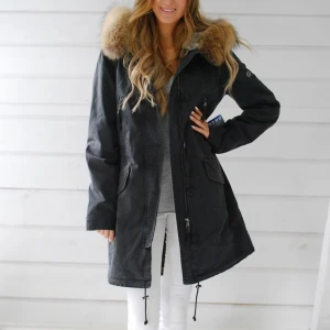 Jacka, Blonde No.8 stl 38 - En jättesnygg jacka från Blonde i storlek 38, passar perfekt för både vinter och höst. Varsamt använd i fint skick! Äkta päls💕 nypris 6000