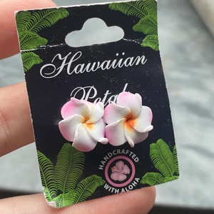 Örhängen - Ett par örhängen som köptes på Hawaii för x antal årsen🌸 aldrig använda, super fina! Själva blomman är gjord av mjukt material🌺 frakt tillkommer på 22kr