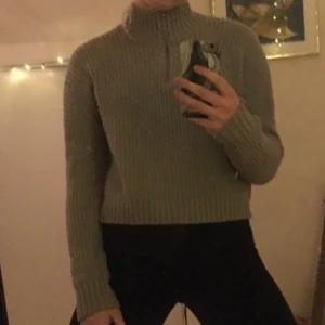 Grå stickad tröja  - Kortare grå stickad tröja med dragkedja, skitsnygg och passar till allt. Används väldigt sällan så säljer den därav