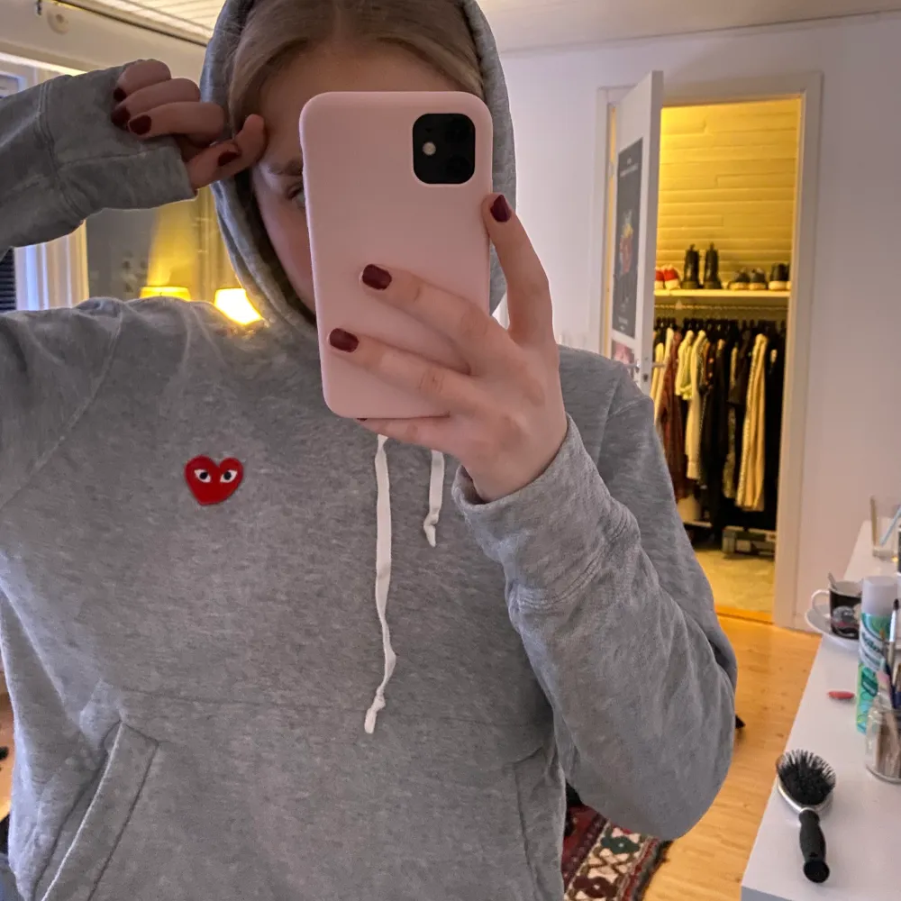 ‼️‼️KAN GÅ NER I PRIS! ‼️ Grå CdG Play hoodie. Köpt av en vän för ett tag sen så har tyvärr ej kvitto osv, men den är äkta och i mycket bra skick! Skriv gärna privatmeddelande för förhandling/frågor/fler bilder osv 🥰 Jag på bilden är en storlek S. Hoodies.