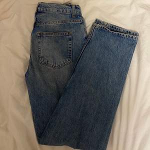 Jättefina jeans i väldigt bra skick från Gina Tricot. Säljer då de inte kommer till användning. Är 172 lång. Köparen står för frakt. 