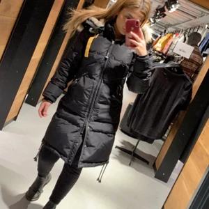 Parajumper Long bear  - Størrelse xs, svart. Brukt i en vinter, fortsatt like hel og fin.  Kjøpt for 10000kr helt ny på Match i Norge.