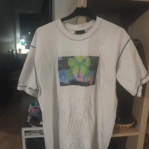 Sad boys och Nike sb  - Första tröjan är från sadboys och den andra är en vintage Nike sb tisha som är överfet  för Nike tröjan hade jag velat ha 300 och för sad boys 400 men man kan alltid pruta 