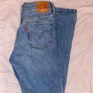 501 Levi’s jeans i storlek W27 L32 💕 i fint skick, nypris runt 1100. Ej stretchig, motsvarar ungefär en xs eller s. Rak/smal i passform