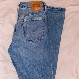 Levi jeans - 501 Levi’s jeans i storlek W27 L32 💕 i fint skick, nypris runt 1100. Ej stretchig, motsvarar ungefär en xs eller s. Rak/smal i passform
