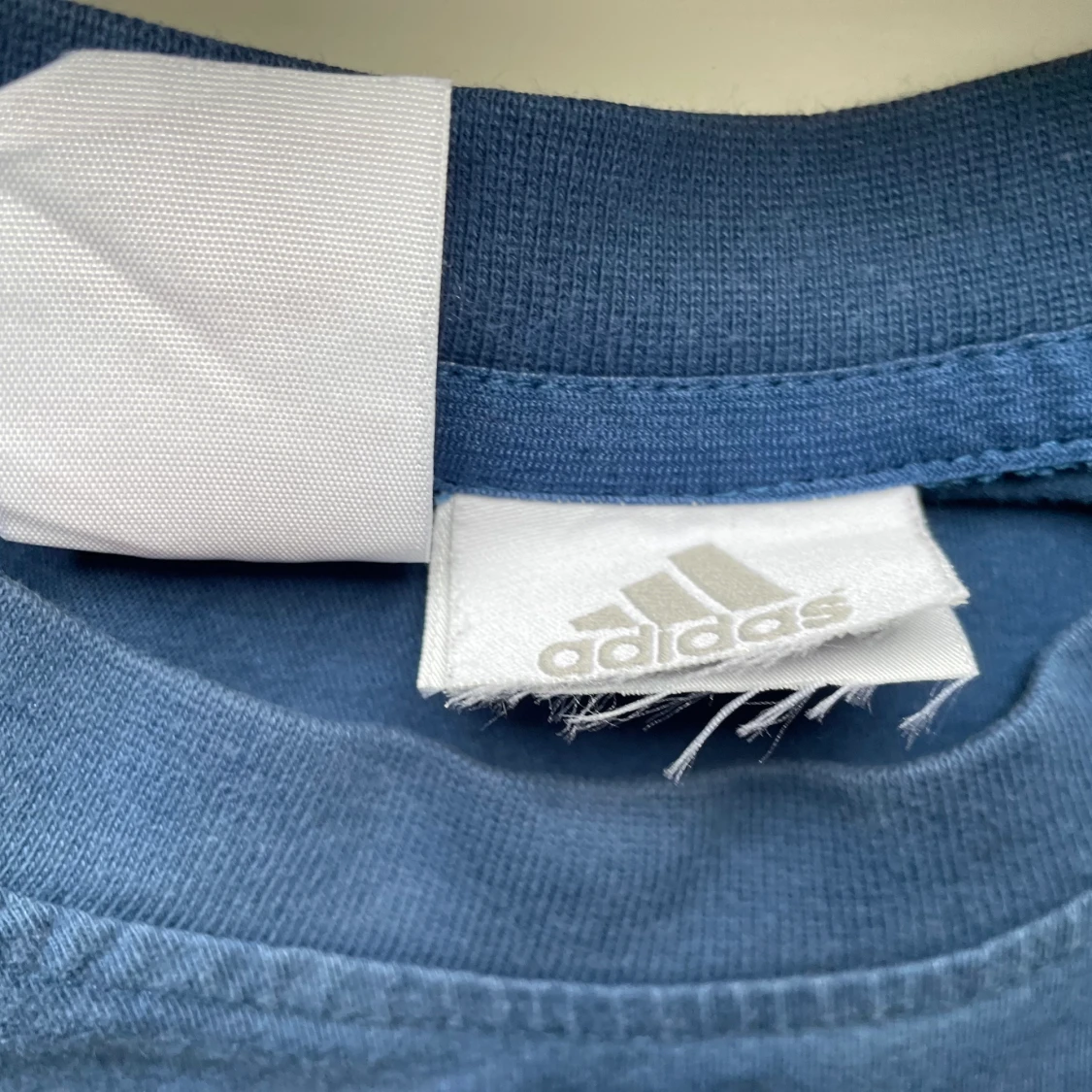 Vintage Adidas Spellout shirt - 90