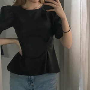 Svart läderkulans tröja - Denna tröja är i 100% polyester och är i gott skick. Tröjan är väldigt bra för utekvällar eller för en tuff stil.