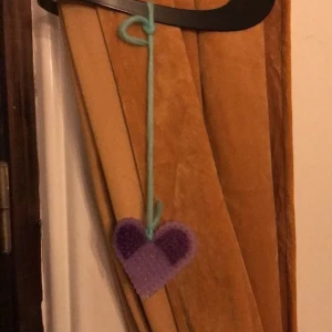 Hej jag kommer att sälja smycken här. De här är en pälplatta som man kan hänga den nån stans. Jag har bässtelt några andra saker. Den här hjärtat kostar 5kr plus 10kr frakt  - De här hjärtat är hemmagjordt och jag kommer sälja smycken men de jag har bässtelt kommer snart 