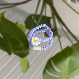 egentillverkad ring  - Ring med blomma, egentillverkad! 🌼                   Passar S                                                                         Säljer för 15kr + 12kr i frakt. Fraktpriset är det samma oavsett antalet ringar man köper ✨