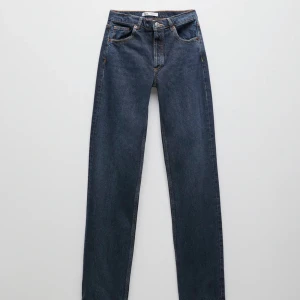 Unit 03 jeans - Säljer dehär unit 03 zara jeansen som är super populära och som är slutsålda! De är i storlek 36, helt oanvända med prislappen kvar! Modellen är lågmidjade och raka i bena🥰 Köparen står för frakten men kan mötas upp! 