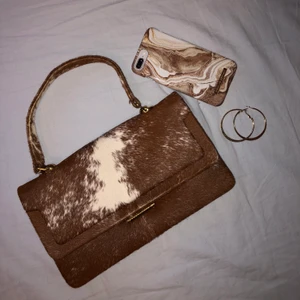 Komönstrad handväska  - Komönstrad handväska. Vet inte exaktfraktkostnaden men kollar noggrannare vid intresse