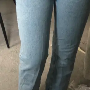 Säljer dessa otroligt snygga jeans ifrån Weekday i ljusblå färg. Trendiga o populära modellen Voyage. Sitter snyggt på och framhäver 🍑 och är högmidjade. Köparen står för frakten ❤️