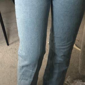 Säljer dessa otroligt snygga jeans ifrån Weekday i ljusblå färg. Trendiga o populära modellen Voyage. Sitter snyggt på och framhäver 🍑 och är högmidjade. Köparen står för frakten ❤️