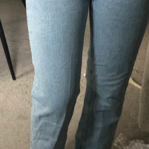 Weekday jeans  - Säljer dessa otroligt snygga jeans ifrån Weekday i ljusblå färg. Trendiga o populära modellen Voyage. Sitter snyggt på och framhäver 🍑 och är högmidjade. Köparen står för frakten ❤️