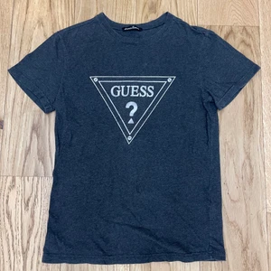 Guess t-shirt - Säljer denna guess t-shirten som köptes på Guess i ”Stockholm quality outlet” för 1 år sedan, nypris var 899kr. Den är idag för liten på mig och därför säljer jag den nu. Den är nytvättad och i bra skick. Storlek: s Jag kan skicka den om köparen står för frakt eller mötas upp i Stockholm.