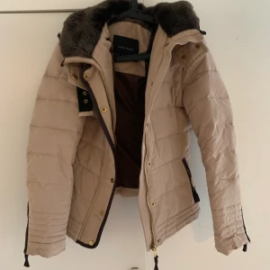 Vinterjacka från Zara  - Säljer en här jackan ifrån Zara då den inte kommer till användning längre. Den är väldigt fin det enda som är att anmärka är att dragkedjan är lite krånglig, går säkert och fixa till lätt. 