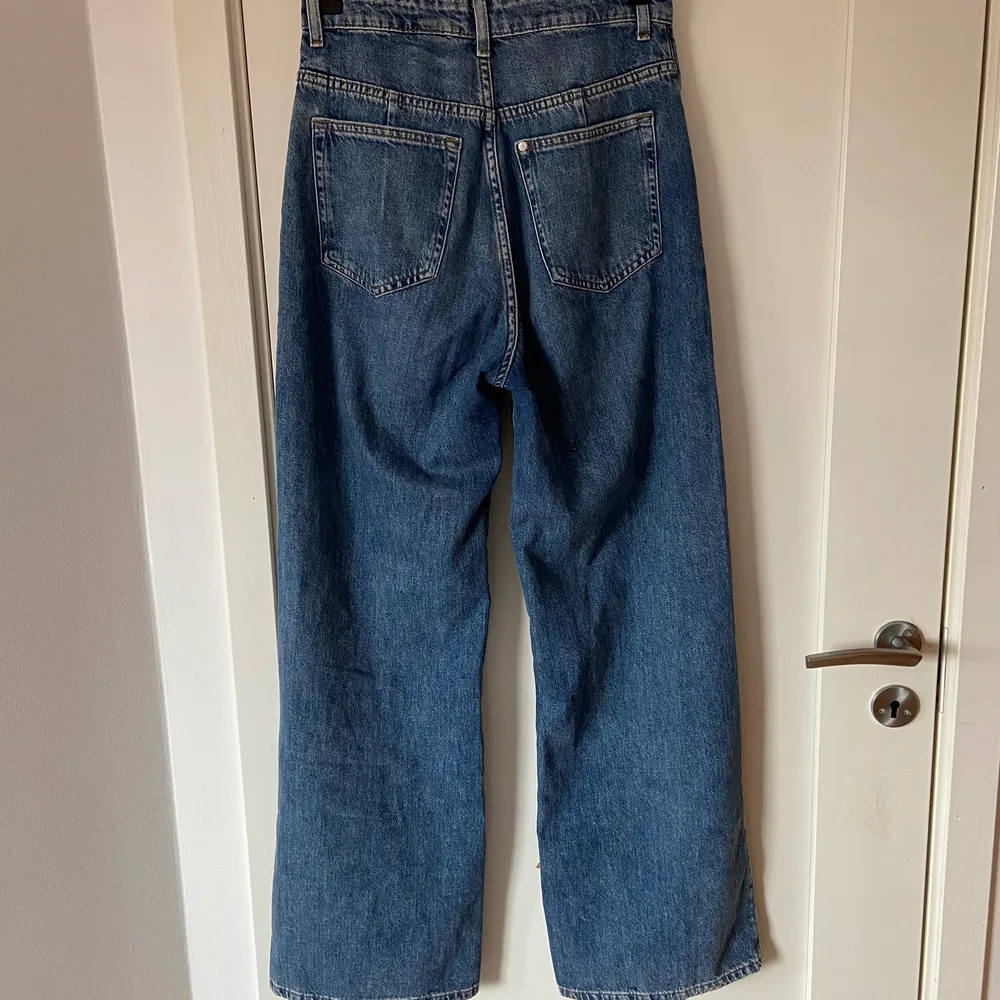 Ett par snygga vida jeans från hm som dessutom är extremt sköna. Högmidjade i storlek 38. Tyvärr är dom för korta för mig. Sparsamt använda:). Jeans & Byxor.
