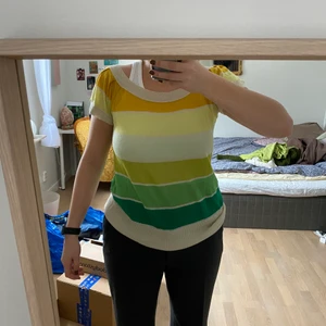 Stickad T-shirt  - En stickad T-shirt från free people. Skönt material. Passar allt från S-L beroende på hur man vill att den ska sitta. 