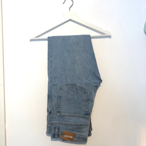 Ljusblå jeans från Weekday. - Ljusblå jeans från Weekday i storlek 30/32 och i modellen ”Friday”. Det är herrmodell men passar lika bra på tjejer. Frakt ingår ej. 
