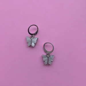 Örhängen  - Supergulliga örhängen, aldrig använda! 🦋🦋