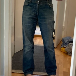 Baggy jeans  - Så coola och fina baggy jeans från hm köpta för längesen. Använder dem aldrig så tänkte att dem kan få ny ägare. Frakt 70kr eller möts gullmarsplan / Hammarbyhöjden. Står ingen storlek men gissar på 32 i midja och 32/34 i längd. Jag är en 168 och dem är lite långa på mig